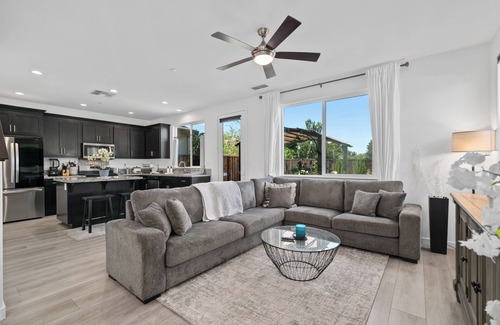 North Natomas Casa | Escape to a Dreamy and Stylish Home in Natomas!