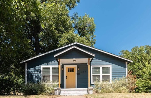 East Riverside Casa | Escape to a Restored 1920s East Waco Bungalow