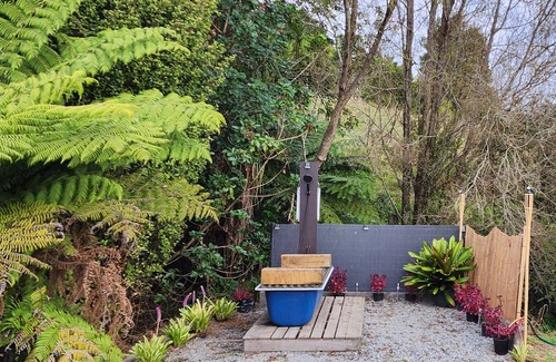 Waitoki Cabina | Escape to a Rustic Modern Farm Cabin with Outdoor Bath