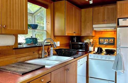 Odell Cabina | Escape to a serene retreat nestled on a 2 acre lavender farm in Hood River, OR