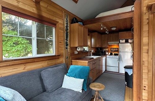 Odell Cabina | Escape to a serene retreat nestled on a 2 acre lavender farm in Hood River, OR