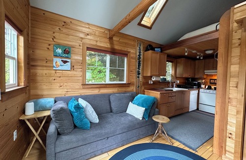 Odell Cabina | Escape to a serene retreat nestled on a 2 acre lavender farm in Hood River, OR