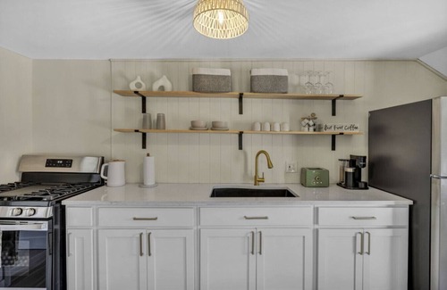 Cleveland Apartamento | Escape to comfort at Be Cozy Getaway! Located in a serene neighborhood in Euclid.