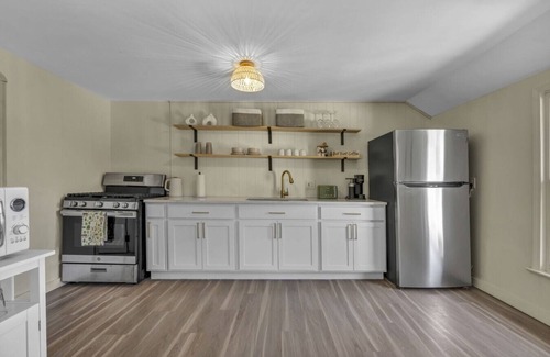Cleveland Apartamento | Escape to comfort at Be Cozy Getaway! Located in a serene neighborhood in Euclid.