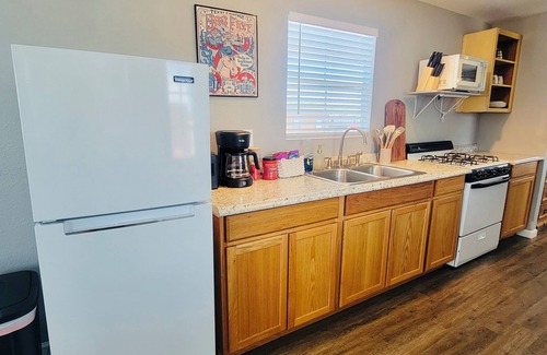 Lockhart Casa | Escape to Comfort & Charm for 4 in Texas’ BBQ Hub!