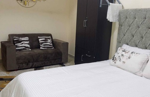 Mussafah Apartamento | Escape to comfort 2-bedroom apartment with WiFi, AC in fabulous Abu Dhabi