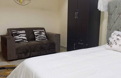 Mussafah Apartamento | Escape to comfort 2-bedroom apartment with WiFi, AC in fabulous Abu Dhabi