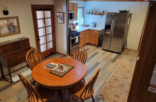 Pine Cabina | ¡Escápese a Cool Twin Pines!