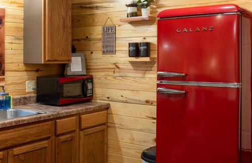 Mena Cabina | Escape to cozy 2-bedroom cabin near Ouachita Forest 4 min drive away