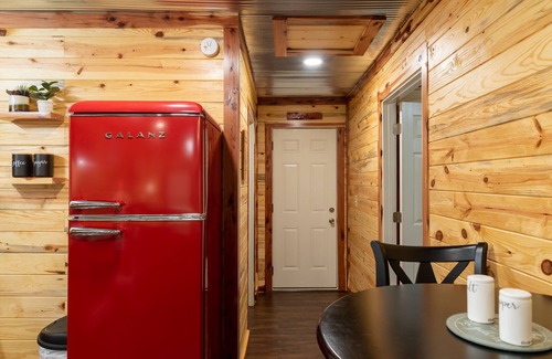 Mena Cabina | Escape to cozy 2-bedroom cabin near Ouachita Forest 4 min drive away