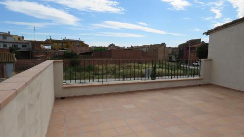 Avinyonet de Puigventos Casa | Escape to a Spacious Retreat with Jacuzzi & BBQ