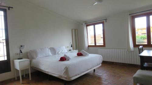 Avinyonet de Puigventos Casa | Escape to a Spacious Retreat with Jacuzzi & BBQ