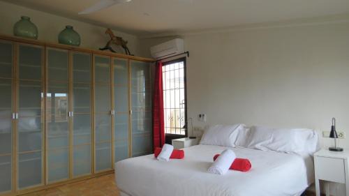 Avinyonet de Puigventos Casa | Escape to a Spacious Retreat with Jacuzzi & BBQ