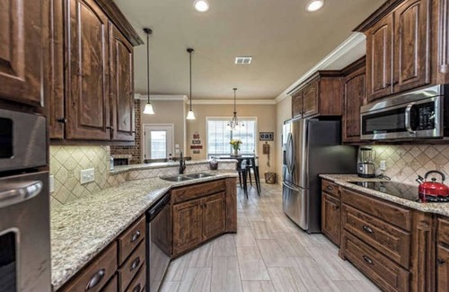 Hewitt Casa | Escape to Hewitt Homestead—your private Waco sanctuary just 10 mins from Magnolia. Whether you're gathering with family or chasing Chip & Jo dreams, this bold Texas stay is where style meets soul.