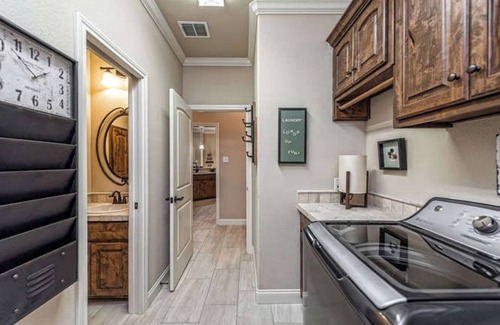 Hewitt Casa | Escape to Hewitt Homestead—your private Waco sanctuary just 10 mins from Magnolia. Whether you're gathering with family or chasing Chip & Jo dreams, this bold Texas stay is where style meets soul.