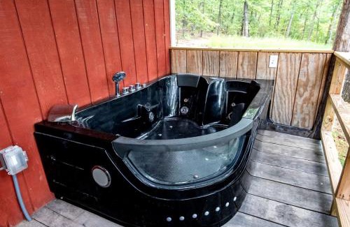 Marshall Casa | Escape to Marshall, Arkansas, in this Cozy Cabin for Four