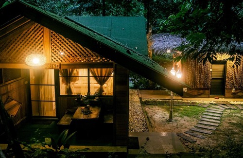 Kampung Ulu Dong Chalet De Esquí | Escape to Nature Cozy Terrace Room by the River