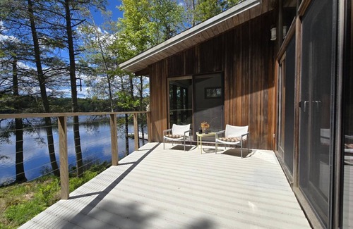 Edgecomb Casa | Escape to Nature: Cozy Lakeside Cottage on Lily Pond