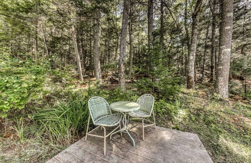 Edgecomb Casa | Escape to Nature: Cozy Lakeside Cottage on Lily Pond