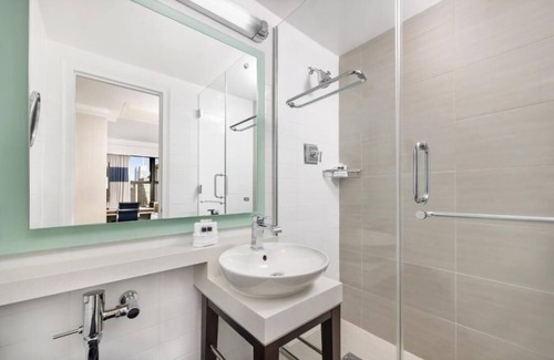 Garment District Hotel | Escape to NYC’s Iconic Past with a Stay in The New Yorker Hotel