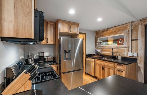 Wisconsin Dells Cabina | Escape to our charming cabin, where rustic elegance meets modern comfort!