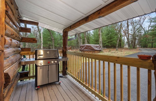 Wisconsin Dells Cabina | Escape to our charming cabin, where rustic elegance meets modern comfort!