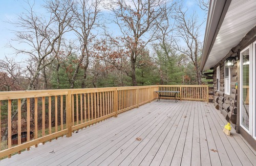 Wisconsin Dells Cabina | Escape to our charming cabin, where rustic elegance meets modern comfort!