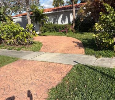 Hallandale Beach Casa | Escape to our Charming Beach Cottage,