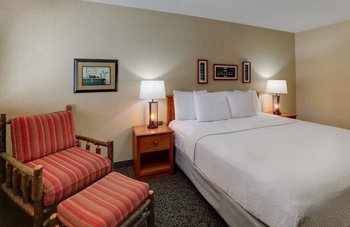 Galena Hotel | Escape to Our Cozy Inn - Perfect Galena Getaway with Pool and Parking