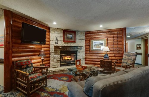 Galena Hotel | Escape to Our Cozy Inn - Perfect Galena Getaway with Pool and Parking