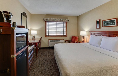 Galena Hotel | Escape to Our Cozy Inn - Perfect Galena Getaway with Pool and Parking