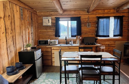 Denali Cabina | Escape to our Cozy Rustic Log Cabin with Lake View