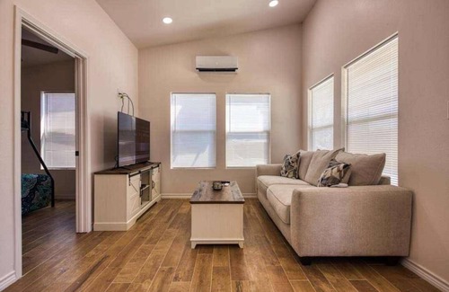 Aransas Pass Cabina | Escape to our cozy 2 bedroom cabin in Aransas Pass, perfect for families of up to 6