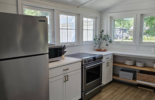 Kelleys Island Cabaña | Escape to our Kelleys Island cottage: where comfort meets tranquility.