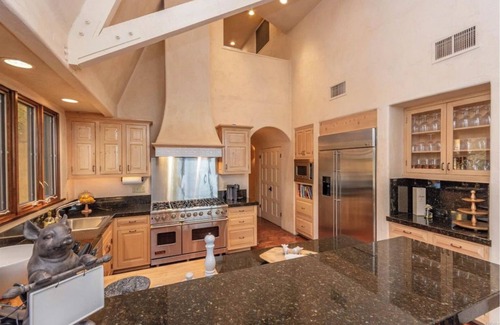 Napa Valley Casa | Escape to Paradise: A Stunning Tuscany-Style Home with Views of Vineyards