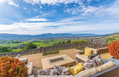 Napa Valley Casa | Escape to Paradise: A Stunning Tuscany-Style Home with Views of Vineyards