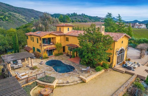 Napa Valley Casa | Escape to Paradise: A Stunning Tuscany-Style Home with Views of Vineyards