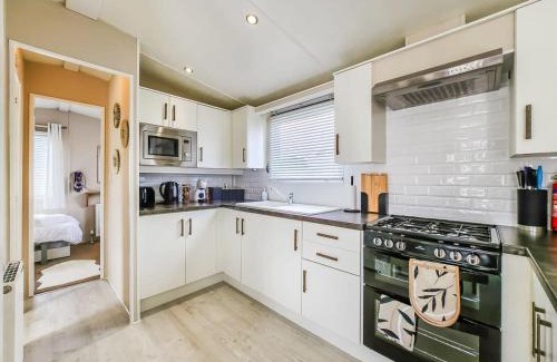 Pevensey Chalet De Esquí | Escape to Paradise at Pevensey Bay Holiday Park 13 Woodland Walk
