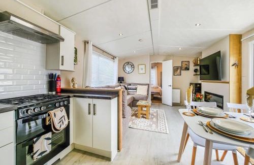 Pevensey Chalet De Esquí | Escape to Paradise at Pevensey Bay Holiday Park 13 Woodland Walk