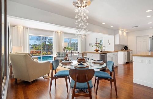 Englewood Casa | Escape to Paradise at Coconut Palms: Your 2 bed 2 bath Tropical Retreat Awaits!