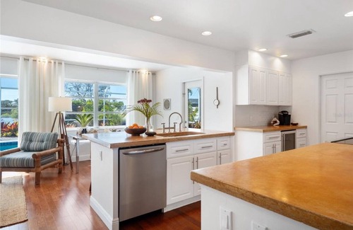 Englewood Casa | Escape to Paradise at Coconut Palms: Your 2 bed 2 bath Tropical Retreat Awaits!