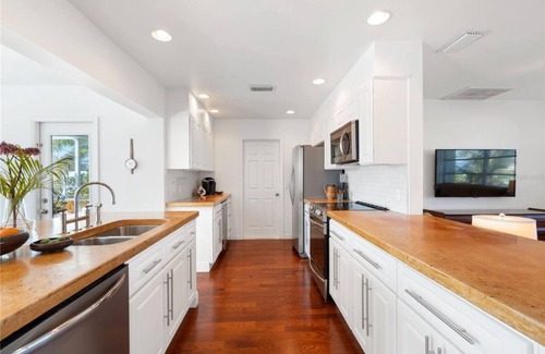 Englewood Casa | Escape to Paradise at Coconut Palms: Your 2 bed 2 bath Tropical Retreat Awaits!