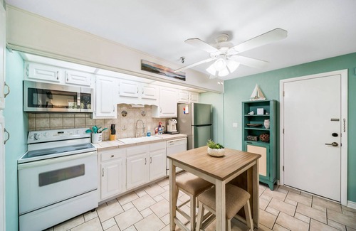 Afton Condominio | Escape to Paradise on Grand Lake- Monkey Island Condo w Pool!