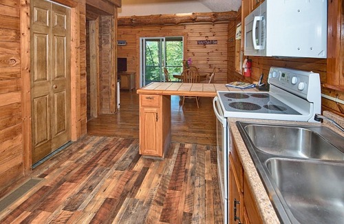 Rockbridge Cabina | Escape to Privacy and Comfort at Martinwoods Cabins – Wildflower Cabin