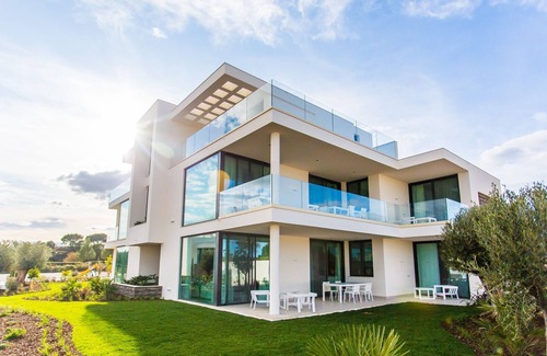 Vila Nova De Cacela Apartamento | Escape to luxury in the Monte Rei 3-Bedroom Penthouse Apartment with a communal heated pool and stunning views
