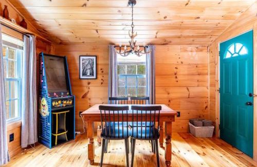 Townsend Casa | Escape to Relaxation with Dog Frienly & Hot Tub