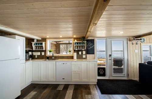 Grondines Cabaña | Waterfront Loft with Hot Tub, BBQ and Fire Pit