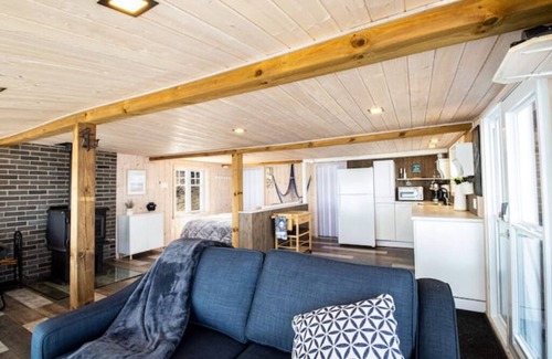 Grondines Cabaña | Waterfront Loft with Hot Tub, BBQ and Fire Pit