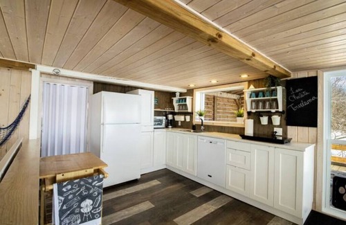 Grondines Cabaña | Waterfront Loft with Hot Tub, BBQ and Fire Pit