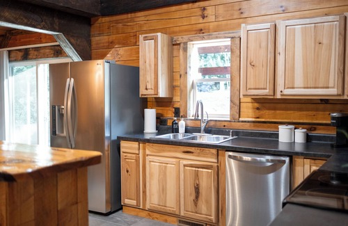 Logan Cabina | Escape to Sage Creek Cabin: 5 Acres + Privacy + Hot Tub + Fire Pit